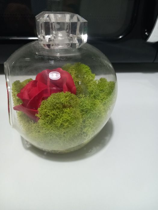 Vând aranjament floral,recomandat cadou,produs nou,de calitate.