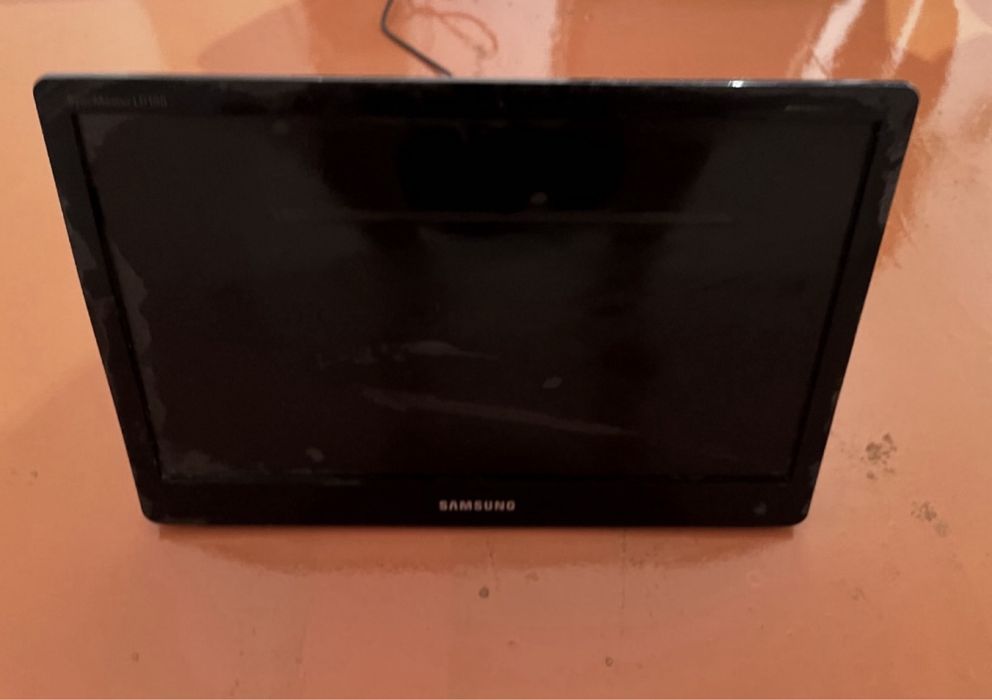 Подный компьютер со столом