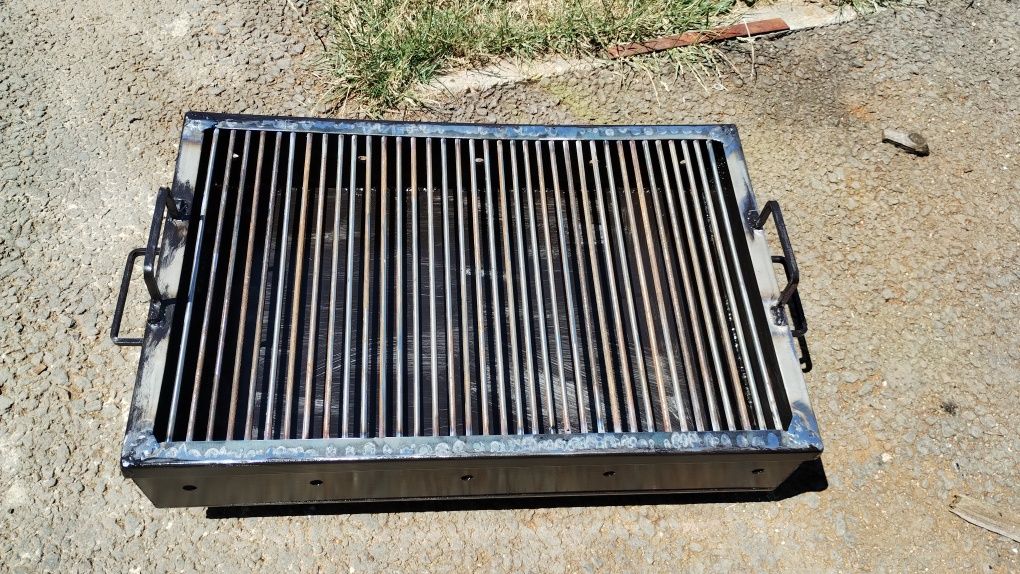 Vând grătar de grădină 75 cmx48 cm din tabla de #6 cu picioare.