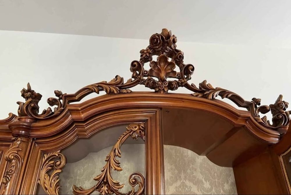 Масивна антикварна дървена витрина