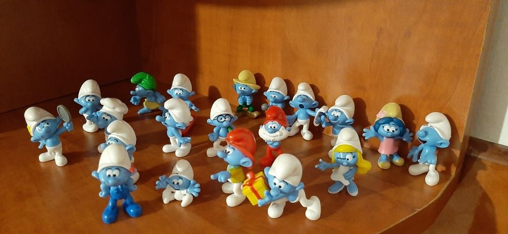 Vand colectia de strumfi