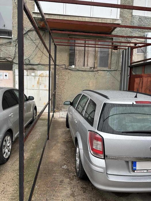 Продавам Гараж с желязна клетка и гаражна врата с 2 дистанционни