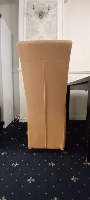 Vând mese, scaune și huse – perfecte pentru evenimente