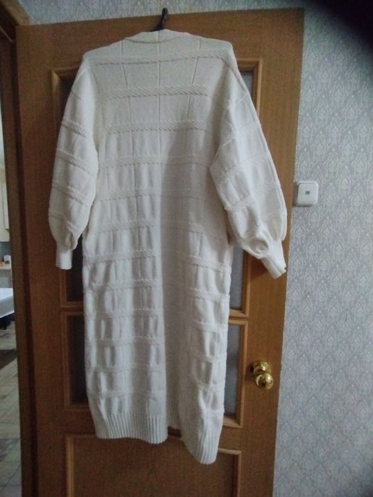 Свитер длинный вязаный белый