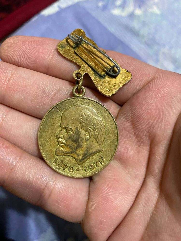 Medallar sotiladi pul zarurligi uchun ikklasi 1.5 mln sòm
