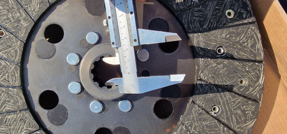 Disc ambreiaj tractor fiat Diametru: 280 mm
Numar dinti: 10
Dimensiune