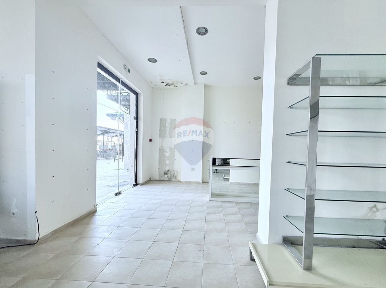 Дава се под наем Магазин в к.к. Златни пясъци - 423 кв.м за 52700 € - Снимка #10