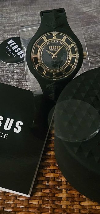 Чисто нов дамски часовнициD&G, и Versace уникален Перфектен Подарък!!