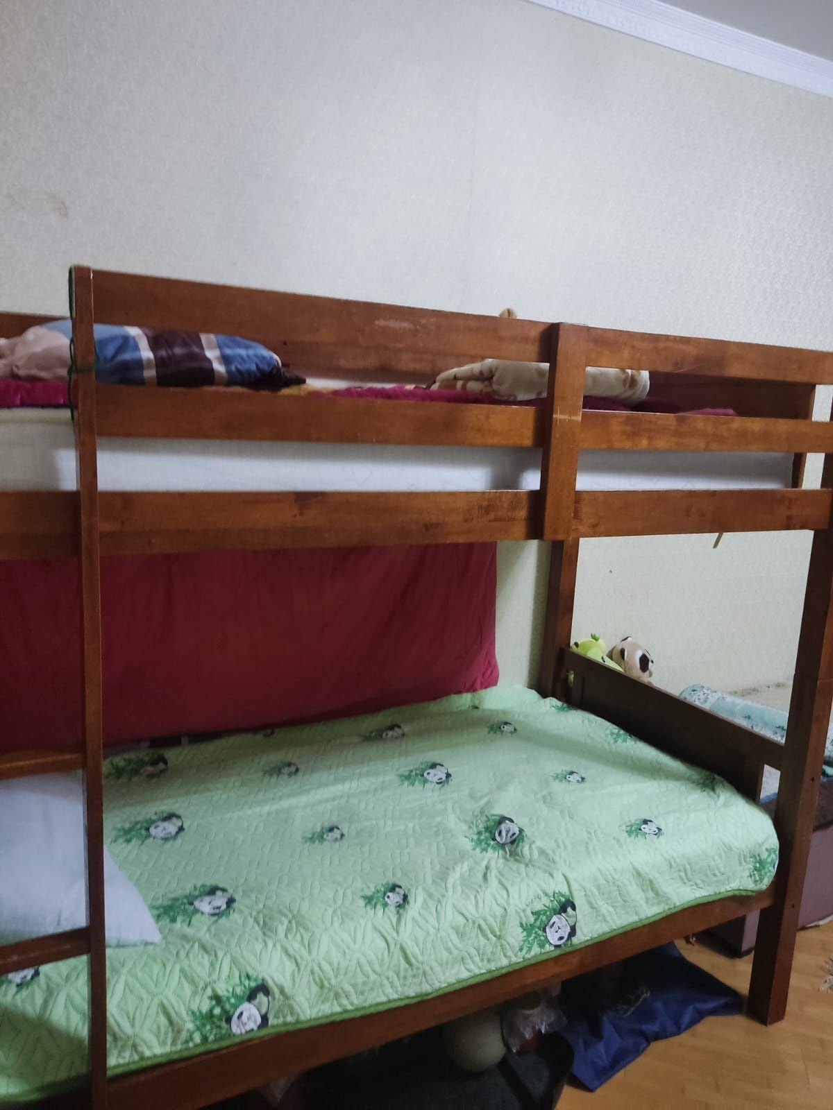 Продам двухярусную кровать с матрацами