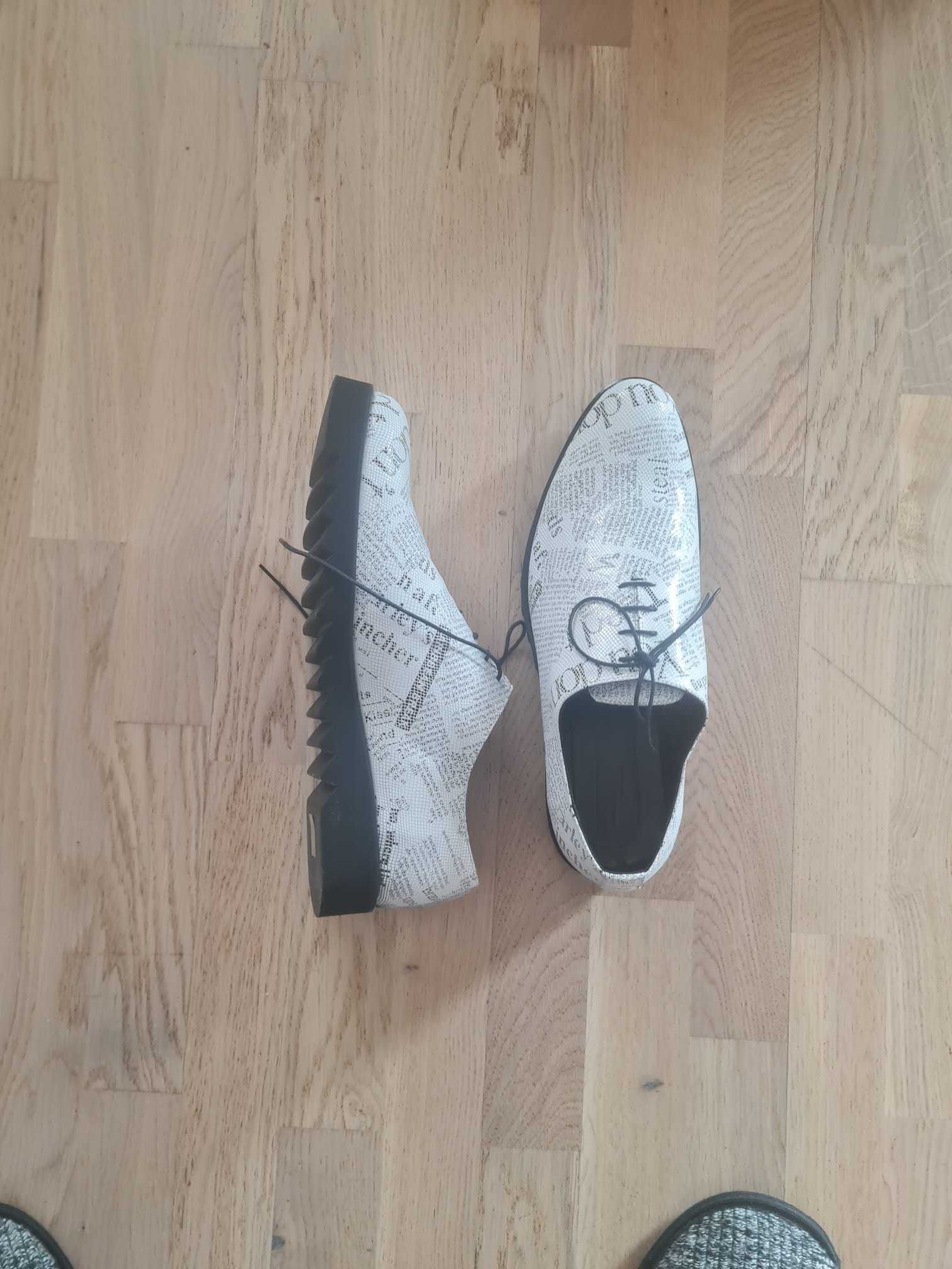 Vand pantofi moderni