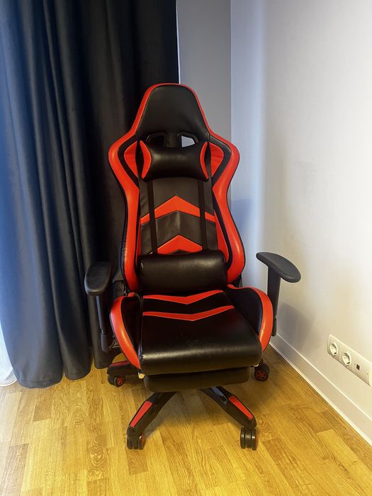 Scaun de gaming rosu cu negru cu suport pentru picioare
