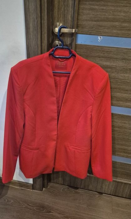 Vând sacou rosu nou