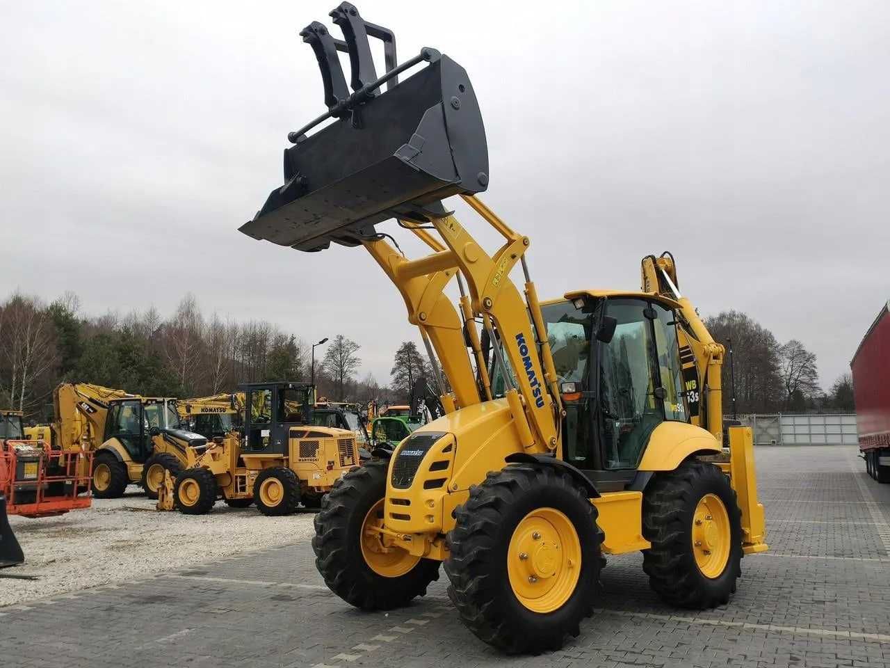 Экскаватор-погрузчик Komatsu WB93S-5E0 размер колес одинаковые