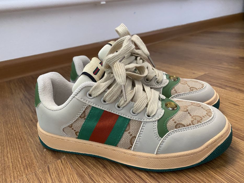 Кроссовки женские