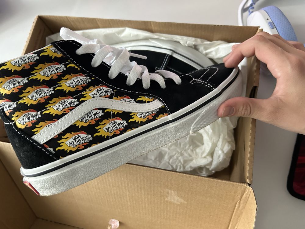 Продавам vans flame