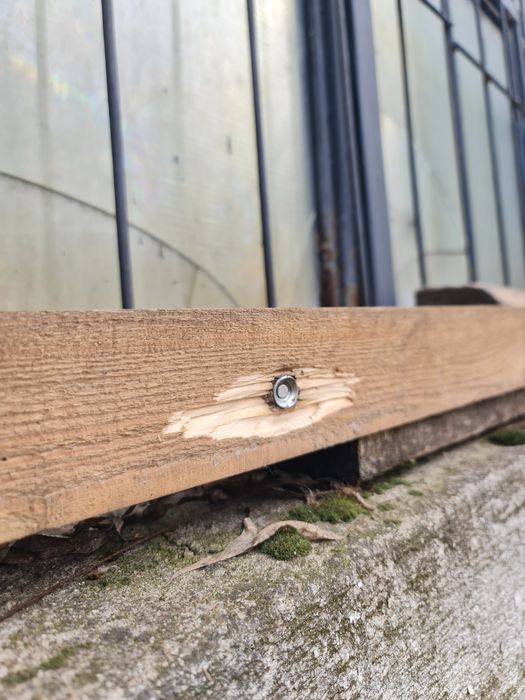 Pistol cuie cu pirotehnice