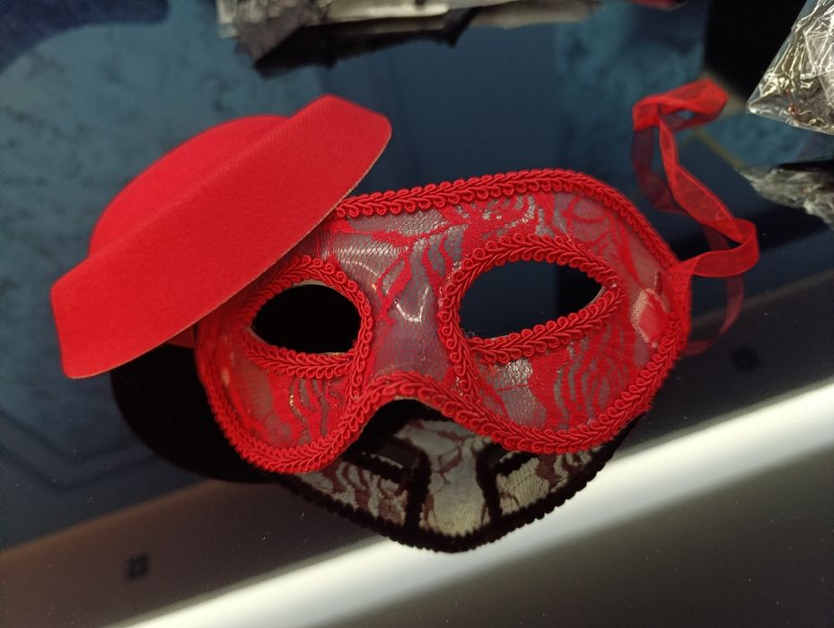 Карнавальная маска и шляпка-таблетка,черный и красный цвет