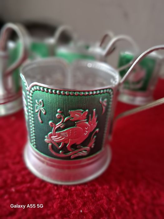 Suporturi din aluminiu pentru pahare.