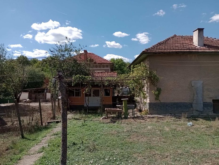 Къща на 100 км от София