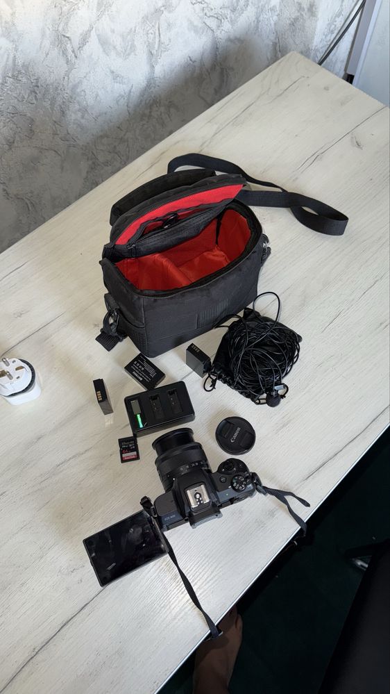 Canon EOS M50 4 ta batareya + sumka 64 Fleshka + boya Mic
