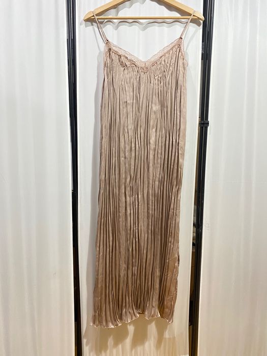 Рокля тип комбинезон H&M от намачкан сатен в пепел от рози