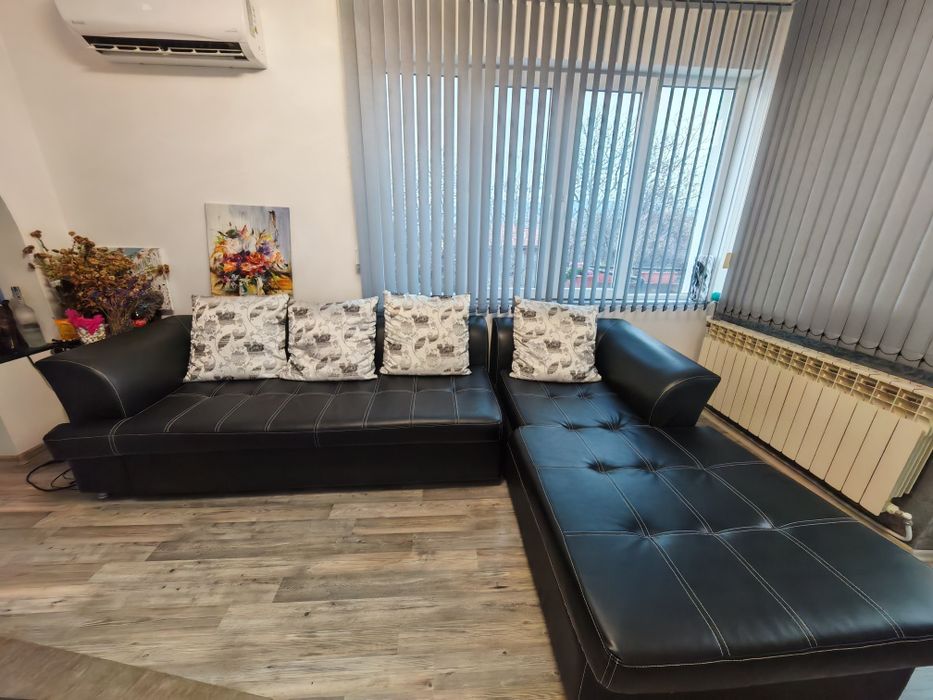 Черен кожен диван с лежанка