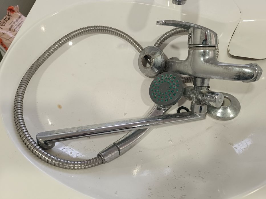 Продам смеситель для ванны с душевой лейкой