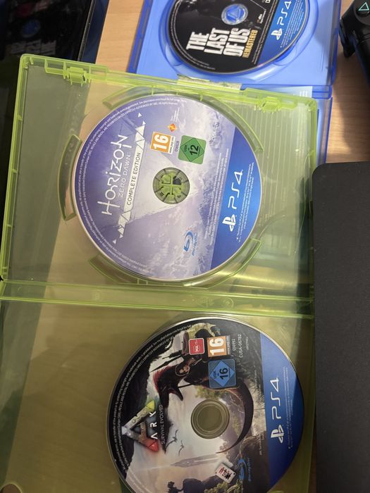 Ps4slim 1 TB, 2 джойстика + игри.