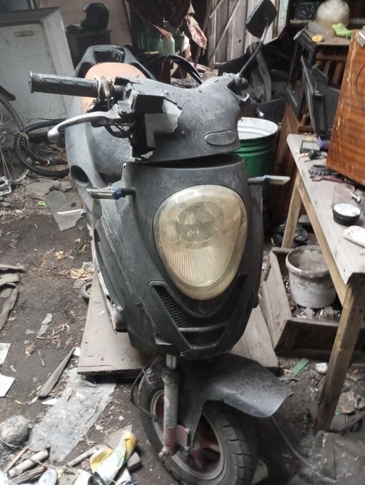 Продам скутер 80 кубов. Нет стартера и кигстартера.