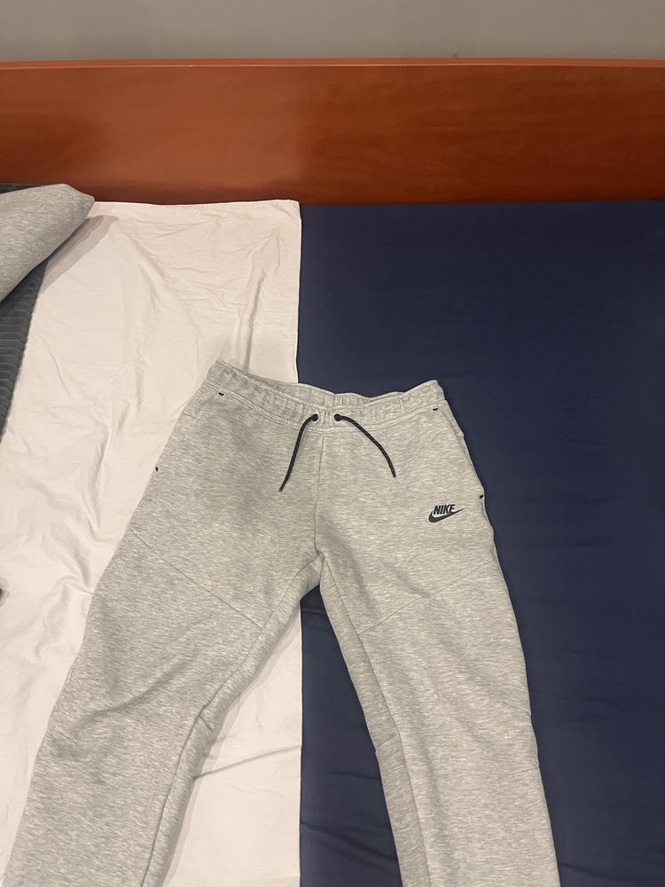 Nike tech fleece сив цвят