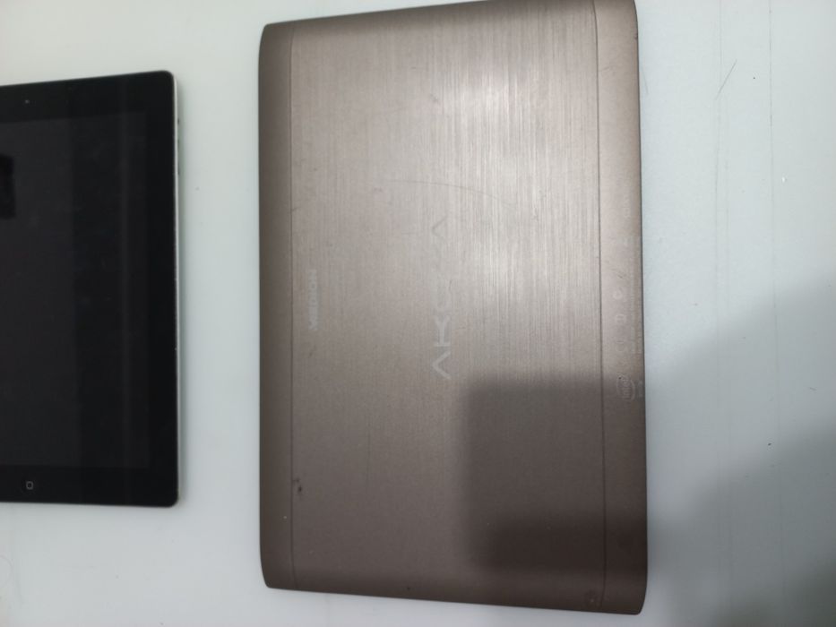 Medion Akoya P2214T si Ipad2  tableta