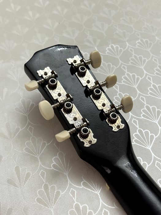 Гитара б/у в хорошем состоянии в комплекте каподастр и струны