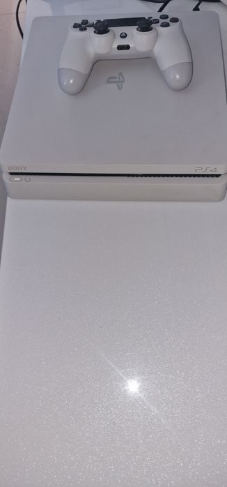 Vând PlayStation 4