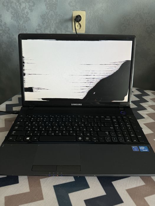 Продам ноутбук новый только сломана экран