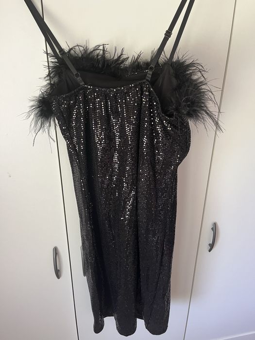 Рокля с пайети и пера