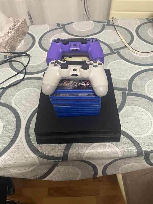 Vand playstation 4. 9 jocuri,2 controlere, cablu HDMI in stare buna.