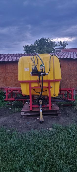 Instalatie ierbicidat si stivuitor în tiranti