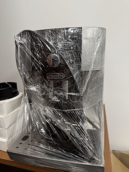 Продам кофе машину Delonghi ECAM 21.117.SB