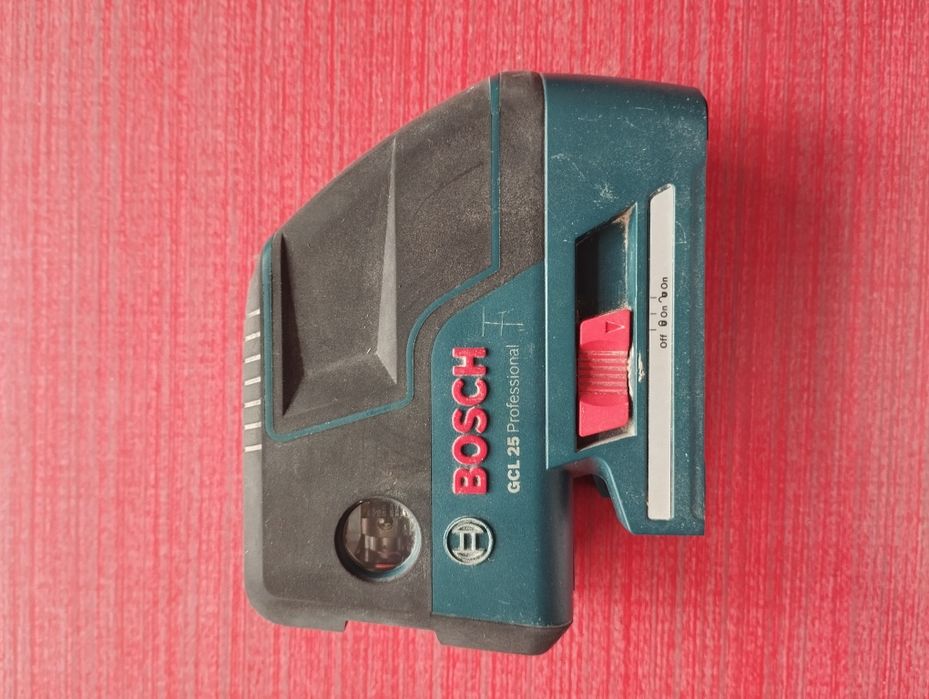 Nivela laser cu linii si puncte Bosch GCL 25 profesional.
