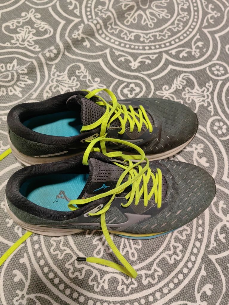 Mizuno обувки за бегане.