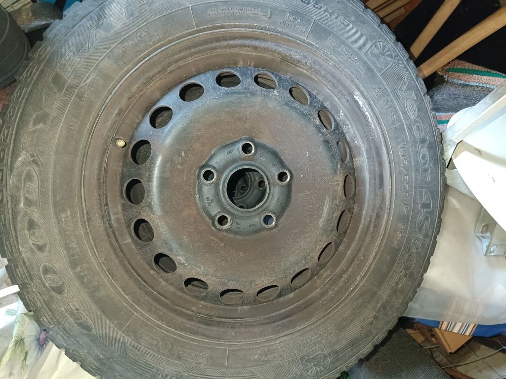 Продавам комплект от 4 стоманени джанти 15" 5x112 с всесезонни гуми Go