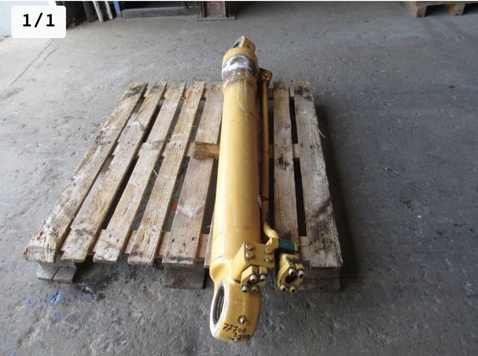 cilindru brat-cupa excavator pe senile liebherr r912