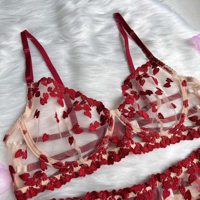 set lenjerie nou dantela brodat rosu 4 piese L cupa C