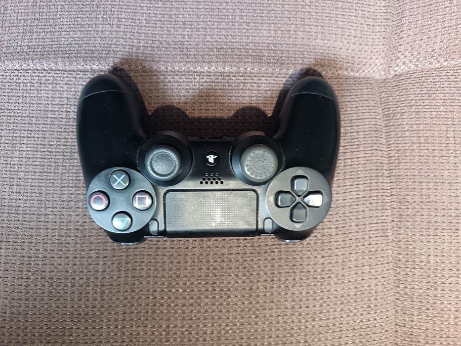Ps4 Pro cu un controler