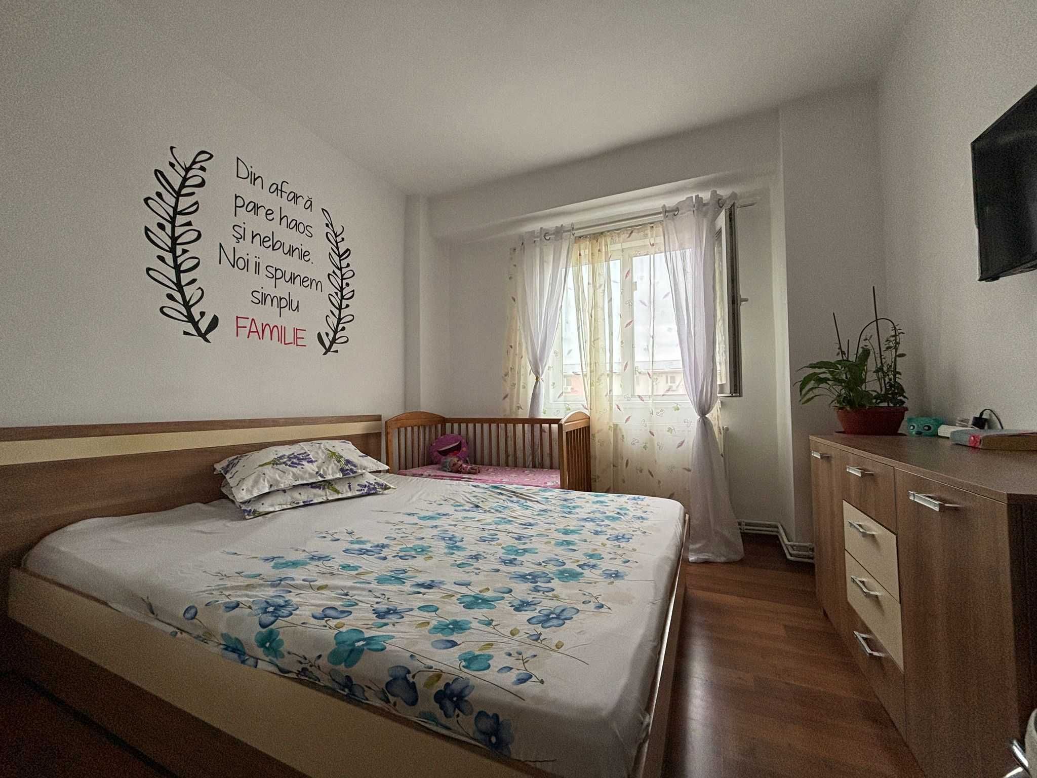 Proprietar vand apartament  cu 2 camere, decomandat etaj 4/4, 55mp.