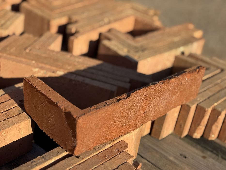 Caramida feliata, margini rustice