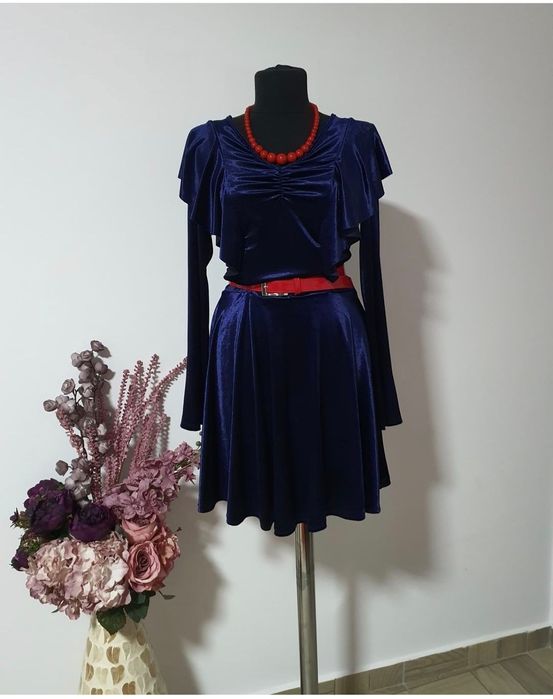 Rochie catifea bleumarin,model clos, mas. M,volănașe în zona bustului