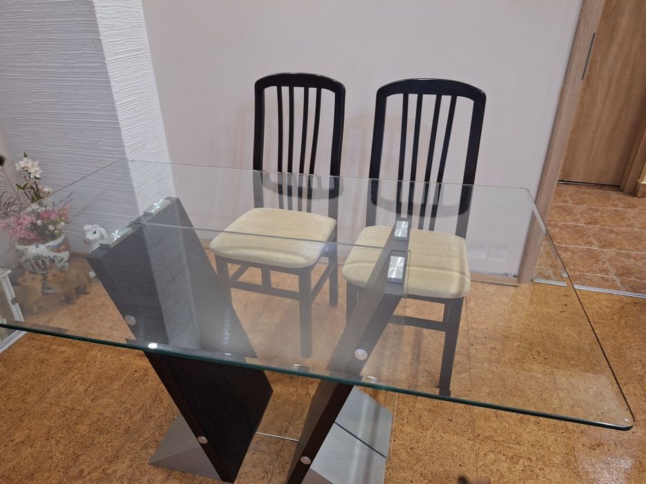 Стъклена маса за трапезария