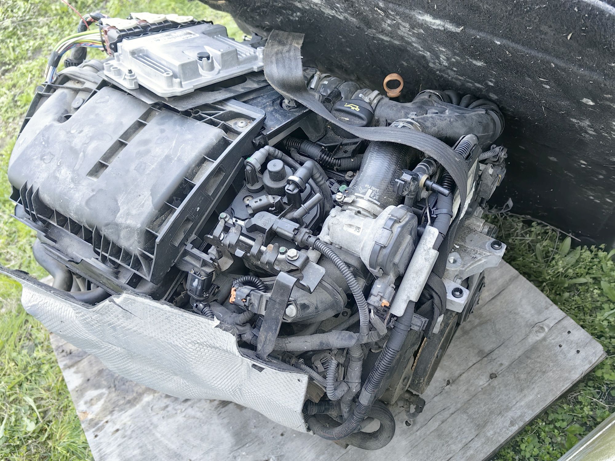 Двигател 1.6 90 к.с. Пежо от 2012 на горе