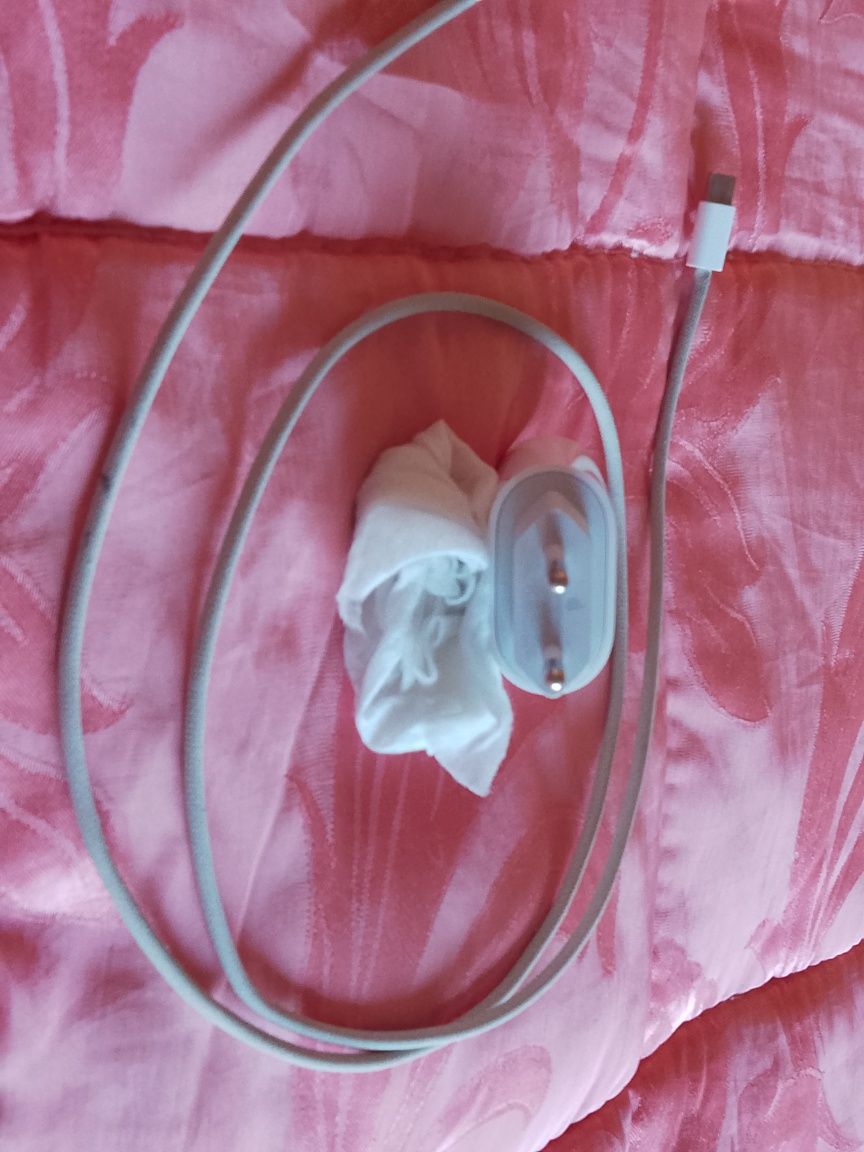 Încărcător Apple puțin folosit